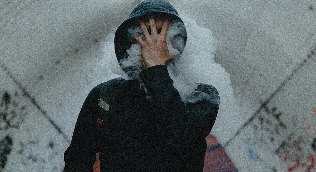 Dans la fumée des cigarettes